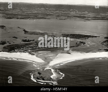 Una fotografia aerea monocromatica scattata nel 1936 che mostra il lago Illawarra e Shellharbour nel nuovo Galles del Sud, in Australia, come parte dell'Adastra Aerial Survey. L'immagine documenta il paesaggio e lo sviluppo dell'area durante gli anni '1930 Foto Stock