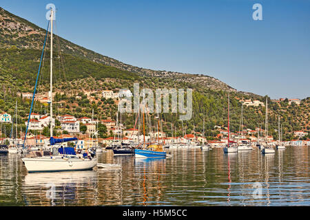 Barche a vela presso il porto di Vathi in Itaca Island, Grecia Foto Stock