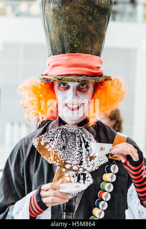 Un cosplayer indossa un Alice nel Paese delle Meraviglie costume al Comic  Con Copenaghen 2016 Foto stock - Alamy