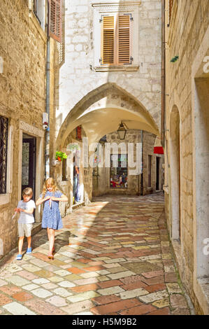 Bambini camminano sulla via medievale dopo la pioggia Foto Stock