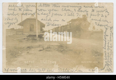 Una storica cartolina fotografica reale (RPPC) che mostra vagoni ferroviari e il deposito di Kyle, Texas. L'immagine presenta locomotive e mostra l'architettura dei depositi del Texas, concentrandosi sulla struttura della stazione ferroviaria e sull'area circostante all'inizio del XX secolo. Foto Stock