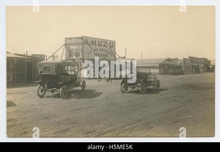 Questa cartolina fotografica reale (RPPC) mostra il Llano grande Theatre in Texas, fornendo un'istantanea del design e del significato del teatro nella comunità locale. Foto Stock