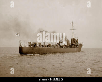 HMS Sparrowhawk, un cacciatorpediniere della classe Acasta, è raffigurato in mare durante la prima guerra mondiale. L'immagine include dettagli della battaglia dello Jutland, un significativo conflitto navale, che mette in evidenza la storia navale britannica e la costruzione navale a Tyne and Wear. Foto Stock