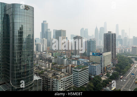 Guangzhou, Cina. Settembre 2016. Vista del centro di Guangzhou durante una serata fumosa. Foto Stock