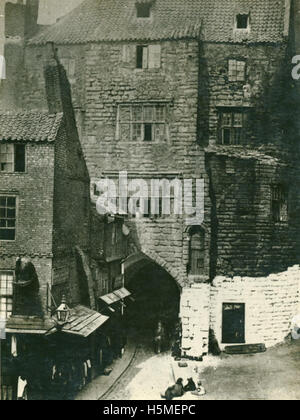 La Black Gate di Newcastle upon Tyne, fotografata nel 1858, è un'iconica struttura storica che fa parte del patrimonio architettonico della città. È un ricordo della storia medievale di Newcastle e del suo ruolo nello sviluppo della regione. Foto Stock