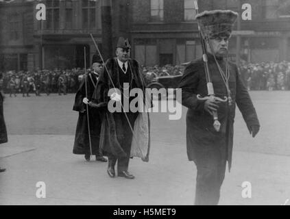 Questa fotografia storica raffigura membri del vi Northumberland Fusiliers che frequentano una funzione ecclesiastica nel 1925, con figure di rilievo come John Grantham, Lord Mayor di Newcastle. L'immagine mostra il personale militare e i leader civici in abbigliamento formale, riflettendo una miscela di ruoli militari e civili nella Gran Bretagna all'inizio del XX secolo. Foto Stock