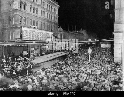 Questa foto mostra una grande folla riunita fuori dall'edificio Courier la sera delle elezioni, il 25 maggio, catturando l'eccitazione e la tensione dell'atmosfera elettorale. Foto Stock