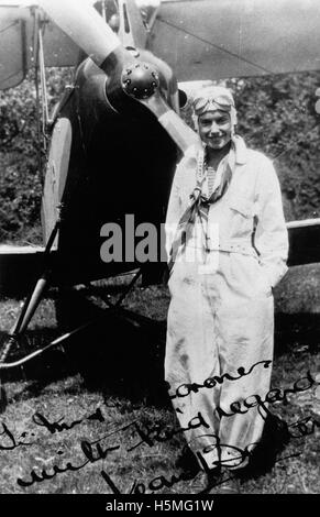 Un ritratto autografato di Jean Batten, un'aviatrice pionieristica della nuova Zelanda, nota per i suoi voli da solista e i suoi record mondiali. Batten divenne un eroe nazionale per i suoi successi nel campo dell'aviazione all'inizio del XX secolo. Foto Stock