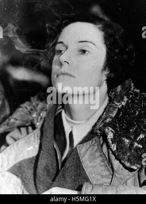 La famosa aviatrice Jean Batten viene vista dopo aver completato il suo storico volo dall'Inghilterra alla nuova Zelanda. Batten era famosa per le sue imprese di volo a lunga distanza, dando un contributo significativo alla storia dell'aviazione negli anni '1930 Foto Stock
