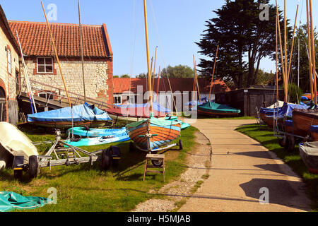 Deposito di boatyard a Burnham Overy Staithe sulla costa di Norfolk, Inghilterra, Regno Unito Foto Stock