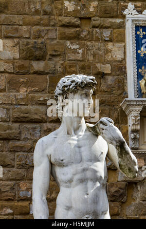 Riproduzione di Michelangelo la statua di Davide di fronte a Palazzo Vecchio a Firenze, Italia Foto Stock