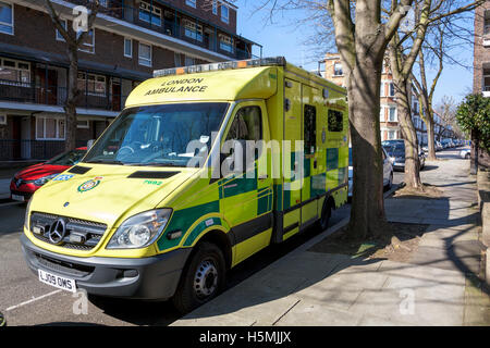 Ambulanza parcheggiata su un Camden Street, Londra, Regno Unito Foto Stock