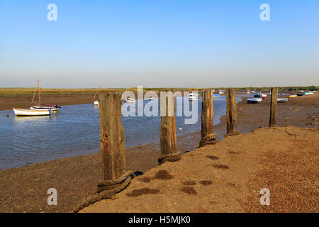 Posti di ormeggio barche in legno sulla banchina di Burnham-Overy-Staithe sulla costa di Norfolk, Inghilterra, Regno Unito Foto Stock