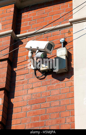 Una sorveglianza telecamera TVCC attaccato al lato di un edificio Foto Stock