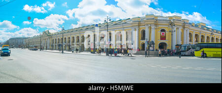 L'edificio di grande Gostiny Dvor, storico vasto magazzino situato in Nevsky Prospekt Foto Stock