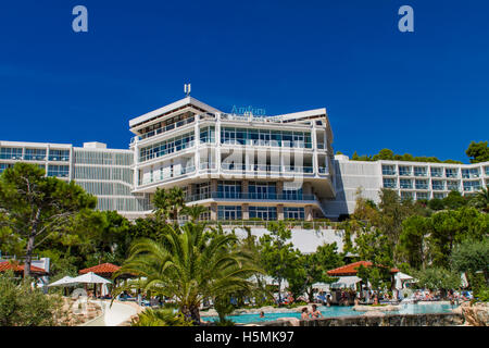 HVAR, Croazia - 8 Settembre 2014: le persone non identificate in Amfora Hotel all'isola di Hvar, Croazia. L'hotel dispone di 330 camere. Foto Stock