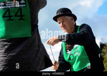 Organiser Burkett StJohn compete nel mondo Conker campionati a Southwick, Northants., 9 ottobre 2016. Foto Stock