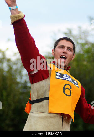 Campione vincente, Conker re Tom Dryden nel mondo Conker campionati a Southwick, Northants., 9 ottobre 2016. Foto Stock