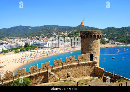 Una vista di Tossa de Mar in Spagna, a partire dal XII secolo delle mura del castello. Foto Stock