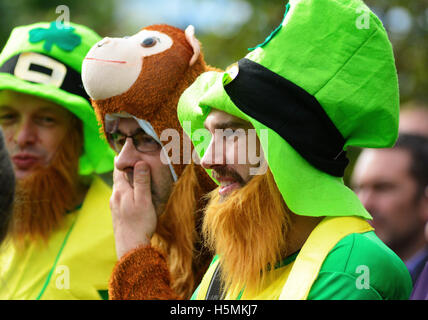 Folla al mondo Conker campionati a Southwick, Northants., 9 ottobre 2016. Foto Stock