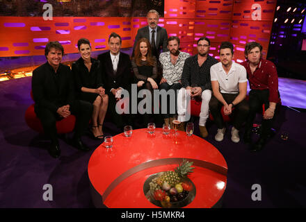 (Sinistra-destra) Tom Cruise, Cobie Smulders, Jude Law, Catherine Tate, Graham Norton e Kings of Leon membri Caleb Followill, Nathan Followill, Jared Followill e Matthew Followill durante le riprese del Graham Norton Show at The London Studios, Londra Sud, che sarà in onda su BBC One il venerdì sera. Foto Stock