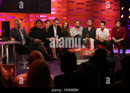 (Sinistra-destra) Graham Norton, Tom Cruise, Cobie Smulders, Jude Law, Catherine Tate, re di Leon membri Caleb Followill, Nathan Followill, Jared Followill e Matthew Followill durante le riprese del Graham Norton Show at The London Studios, Londra Sud, che sarà in onda su BBC One il venerdì sera. Foto Stock