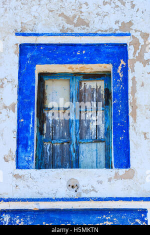Blu nella finestra in legno con pareti scrostate nel villaggio di Manolas sull Isola di Thirassia;, Santorini Foto Stock