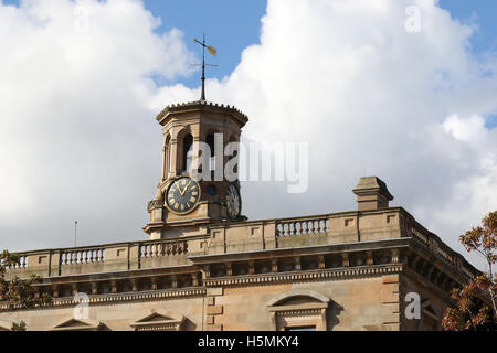 La torre dell'orologio del Belfast Harbour Commissioners" Ufficio in una giornata di sole in Piazza Corporation Belfast. Foto Stock