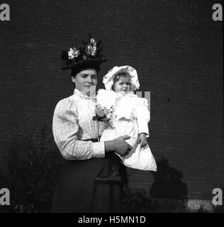 Una fotografia di Ellen e Augusta, scattata nell'agosto 1898. L'immagine cattura le due donne durante la fine del XIX secolo, offrendo uno sguardo alla loro vita personale. Foto Stock
