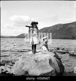 I bambini presso il lago di città sul lago Megunticook nel 1898. Foto Stock