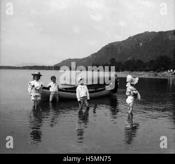 Bambini trampolieri presso il lago città sul lago Megunticook in agosto 1899. Foto Stock