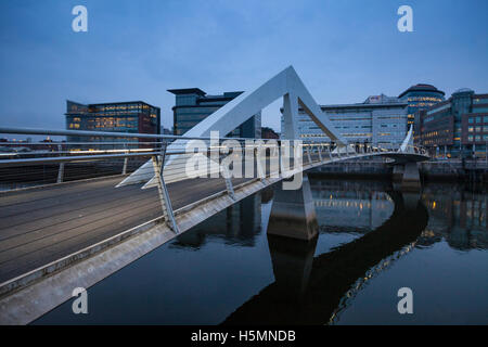 Il Tradeston ponte che attraversa il fiume Clyde a Glasgow, Scozia, Gran Bretagna che collega Anderston quartiere sulla riva nord con Tradeston (sud) Foto Stock
