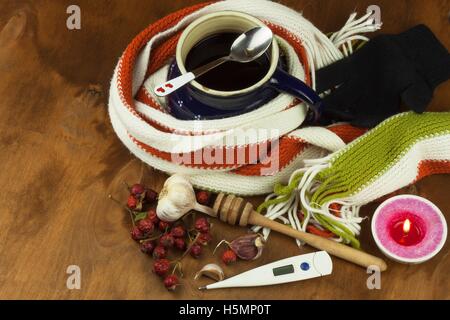 La medicina tradizionale contro il raffreddore e influenza. Il tè di rosa canina. Il trattamento della malattia. Foto Stock