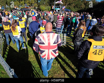 Folla al mondo Conker campionati a Southwick, Northants., 9 ottobre 2016. Le foto per il telegrafo di John Robertson. Foto Stock