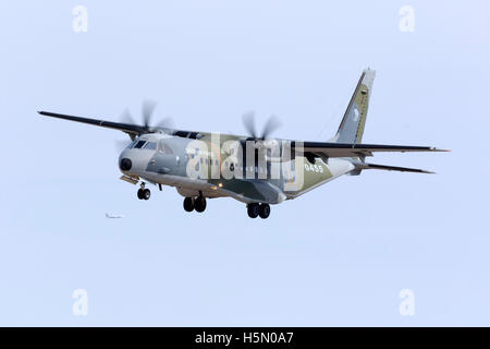 Repubblica ceca Air Force CASA C-295M [0455] finali sulla pista 31. Foto Stock