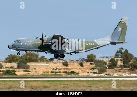 Repubblica ceca Air Force CASA C-295M [0455] finali sulla pista 31. Foto Stock