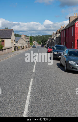 La strada principale che corre attraverso Tomintoul, il villaggio più alto nelle Highlands scozzesi Foto Stock