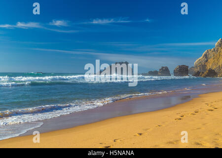 Adraga (spiaggia Praia da Adraga) al tramonto in Portogallo Foto Stock