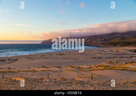 Le dune di sabbia a Crismina spiaggia Praia da Crismina) al tramonto, Portogallo Foto Stock