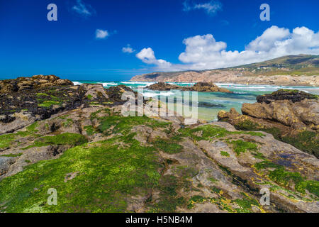 Rocce ricoperte di moss sulla spiaggia di Guincho sull Oceano Atlantico vicino a Lisbona, Portogallo Foto Stock