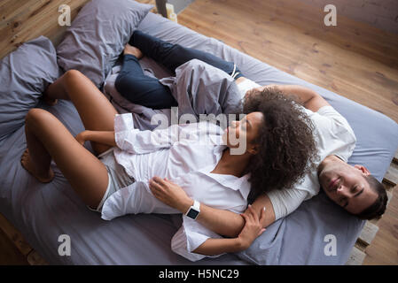 Coppia adorabile che abbraccia ogni altra in stato di stop Foto Stock