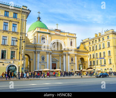 La facciata della chiesa di Santa Caterina con il monumentale portale ad arco sul self-colonne di sostegno e la massiccia cupola Foto Stock