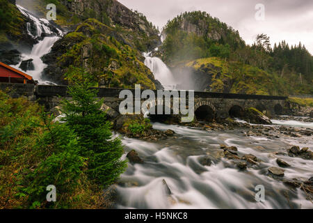 Latefossen (Latefoss) una cascata in prossimità della città di Odda, Norvegia Foto Stock