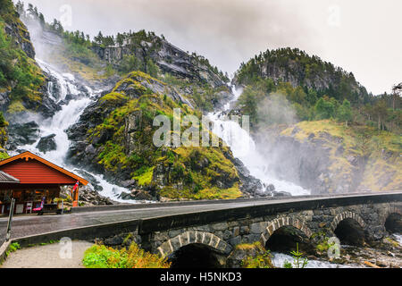 Latefossen (Latefoss) una cascata in prossimità della città di Odda, Norvegia Foto Stock