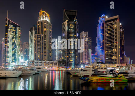 Spettacolare Dubai Marina di notte. Dubai, Emirati Arabi Uniti, Medio Oriente Foto Stock