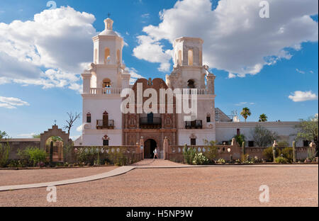 San Xavier del Bac storico spagnolo missione cattolica si trova a circa dieci miglia a sud del centro cittadino di Tucson, Arizona Foto Stock