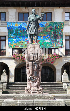 Don Tello statua e la Casa di Cultura Guernica Gernika-Lumo Paese Basco in Spagna Foto Stock