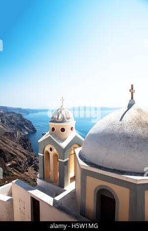 Una vista sulle case e il blu del mare e del cielo su di una isola tropicale. Foto Stock