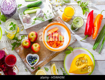 Detox dieta. Mangiare sano sfondo. Diversi tipi di frutta e succhi di ortaggi. Lay piatto Foto Stock