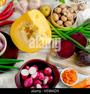 Verdure crude sfondo. Cibo sano e preparazione Foto Stock